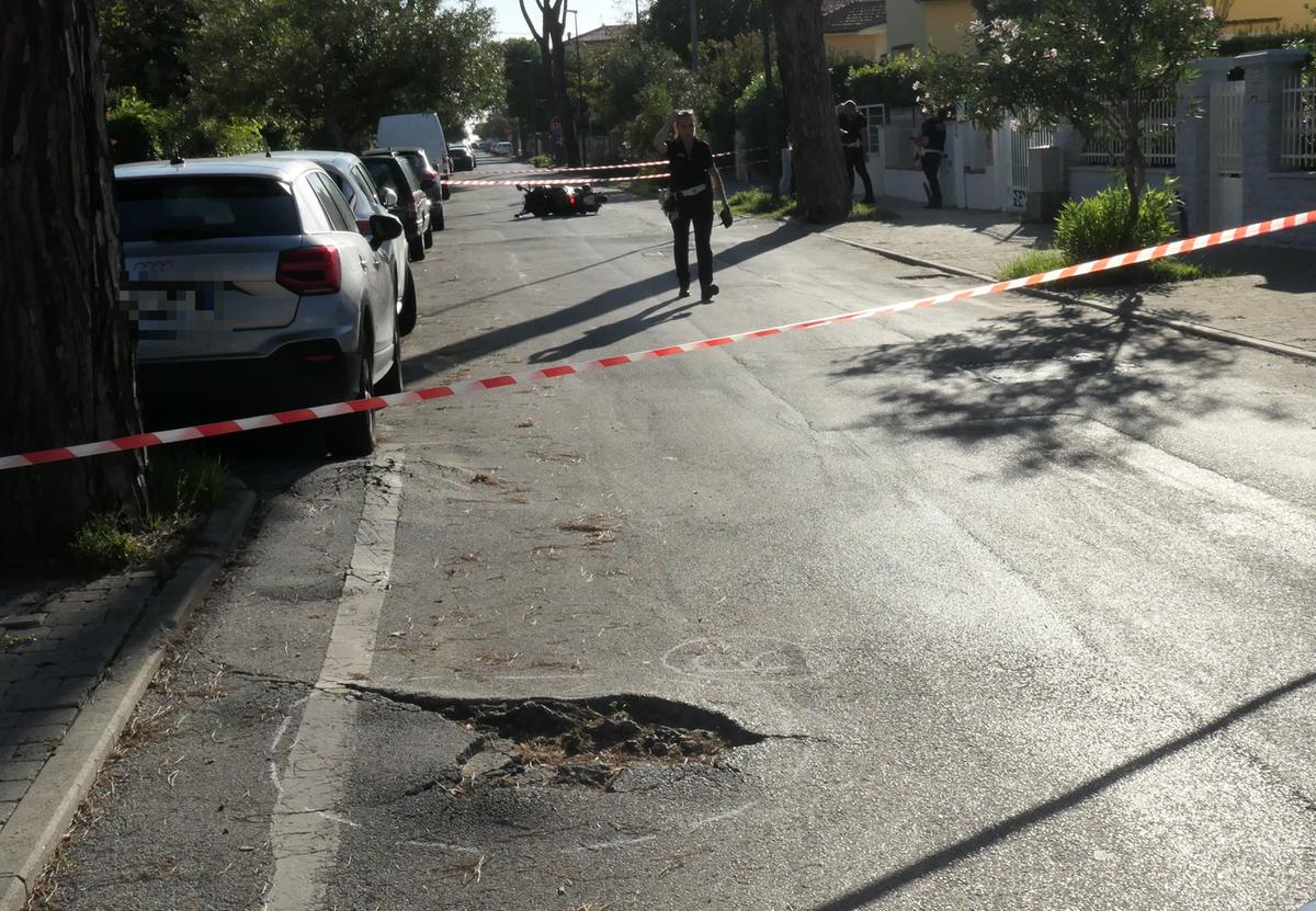 Con lo scooter contro un pino, muore a 52 anni. Tragedia a Lido di Camaiore