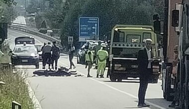Muore motociclista 24enne in uno scontro con un'auto sulla ss 28