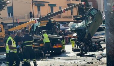 Bologna, auto finisce contro un palo durante un inseguimento della polizia: morto 18enne. VIDEO