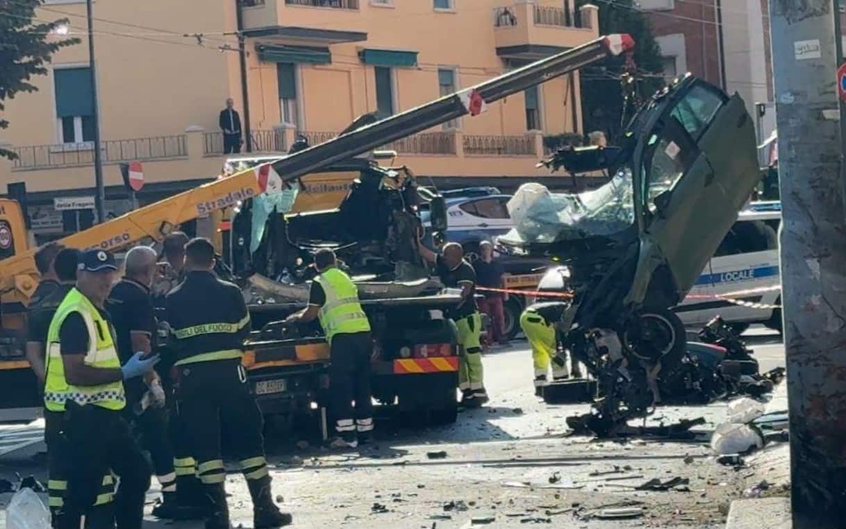 Bologna, auto finisce contro un palo durante un inseguimento della polizia: morto 18enne. VIDEO