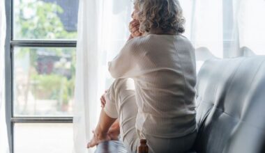 donna sola e triste sul divano