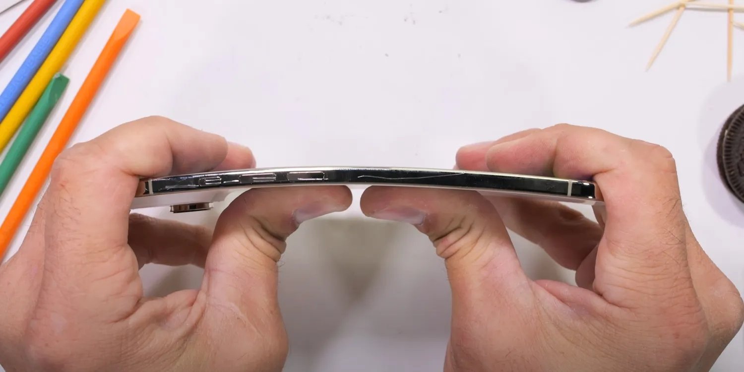 I test di resistenza dell'iPhone Air di JerryRigEverything