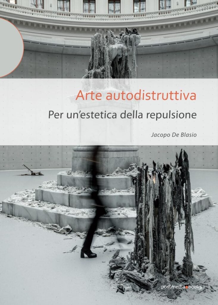 jacopo de blasio arte autodistruttiva per unestetica della repulsione 2024 Chi l’ha detto che l’arte crea? Un libro racconta l’arte distruttiva (e autodistruttiva) 