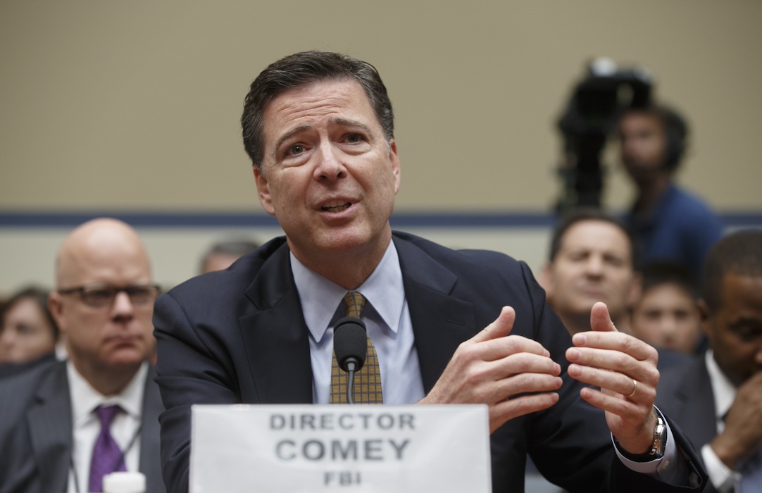 L’ex capo dell’Fbi James Comey è stato incriminato
