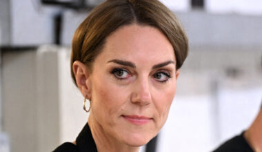 Kate Middleton in fabbrica, grembiule e capelli raccolti: mai vista così