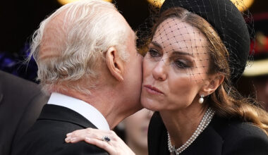 Kate Middleton a lutto, bacia Re Carlo commosso al funerale della Duchessa del Kent