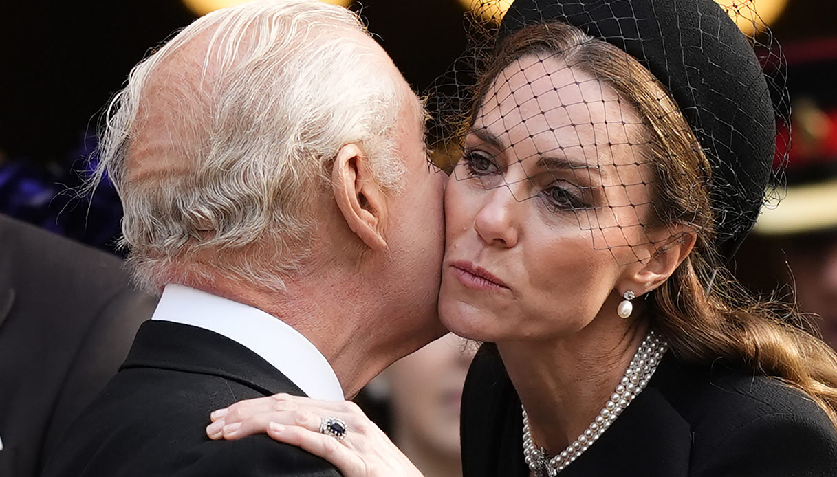 Kate Middleton a lutto, bacia Re Carlo commosso al funerale della Duchessa del Kent