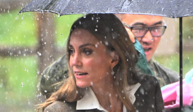 Kate Middleton rompe il protocollo davanti a tutti: il gesto di protezione
