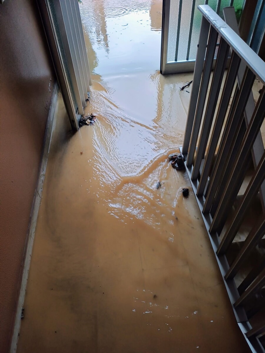 L'acqua entrata nelle case in via Europa Unita (Foto di Emanuele Satiro Boscarino Gaetano)