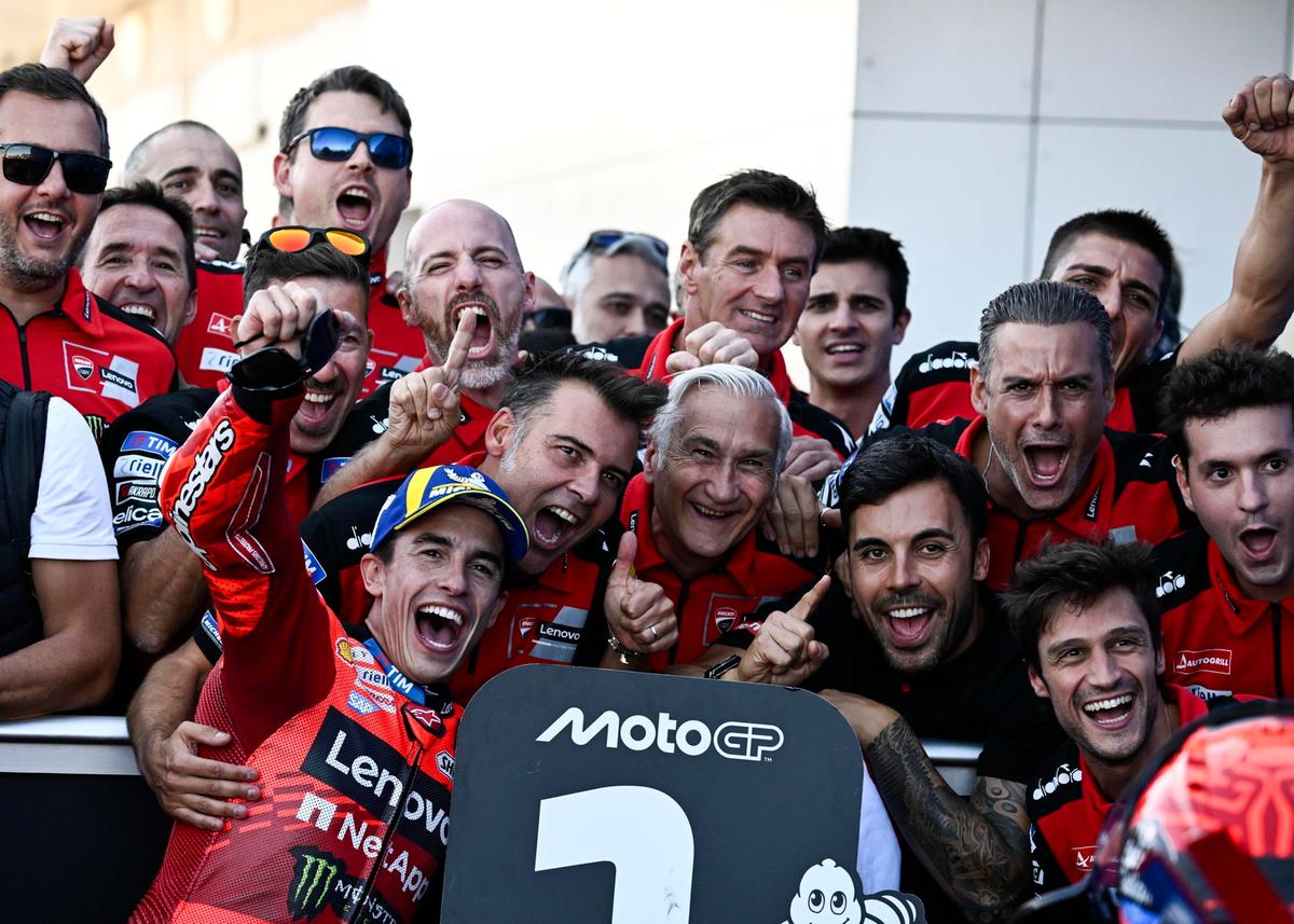 Marquez fa dieci vittorie in stagione, Acosta e Bezzecchi sul podio