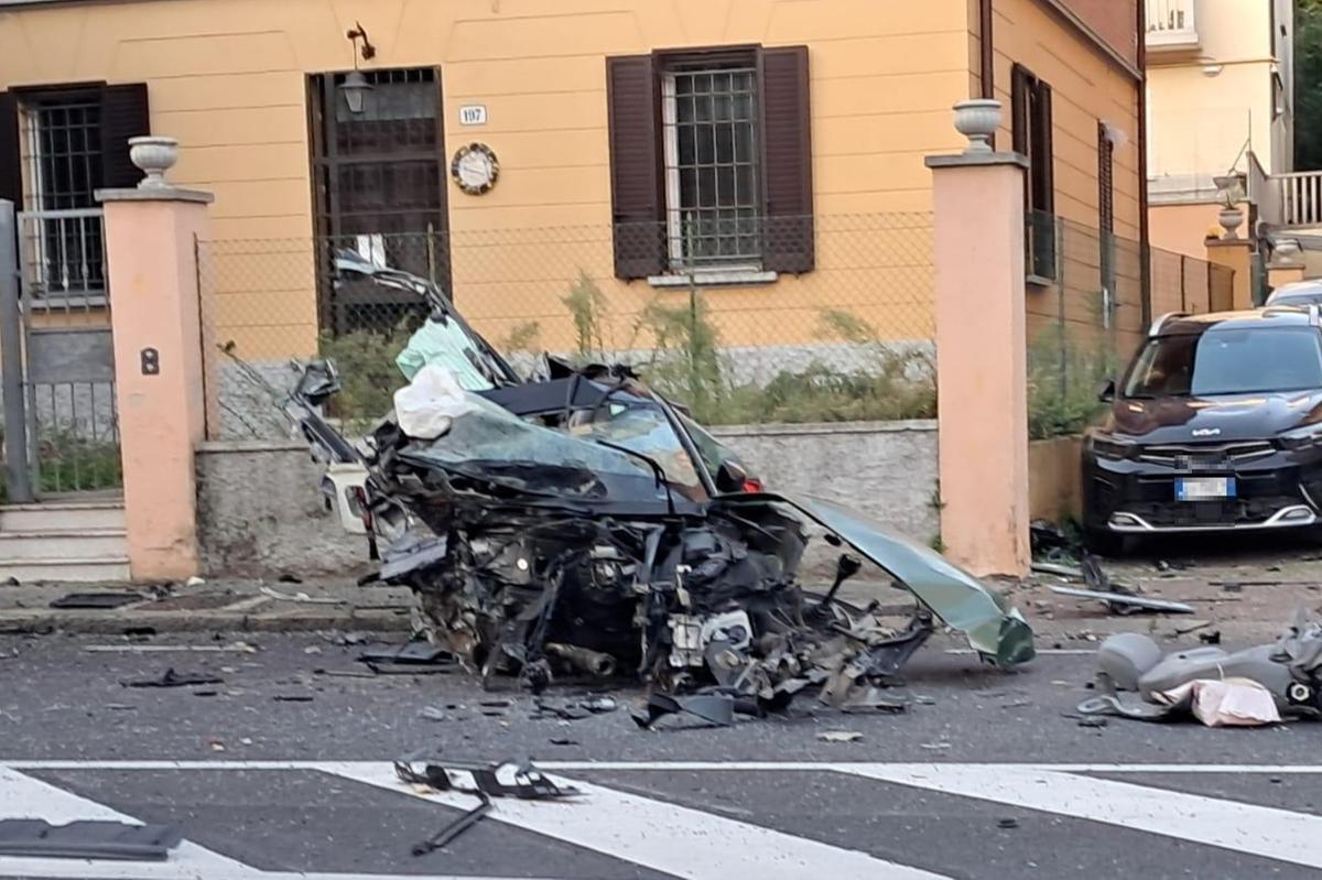 Incidente a Bologna, auto rubata inseguita dalla polizia si schianta in via Murri. Muore un 18enne