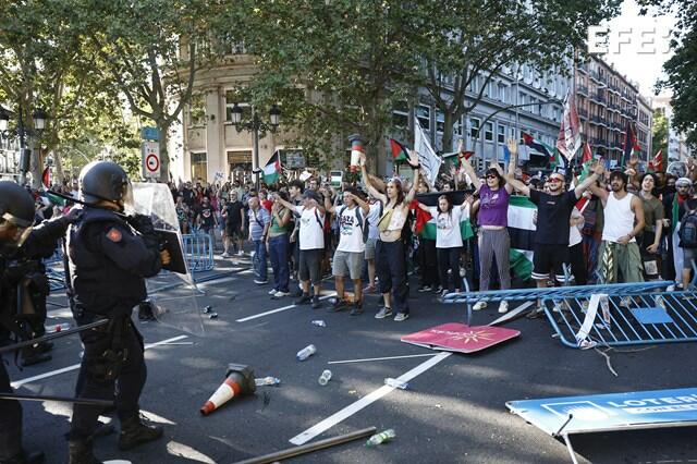 I manifestanti filo-palestinesi sul Paseo del Prado durante l'ultima tappa della Vuelta a España 2025 (EFE/Rodrigo Jiménez) 