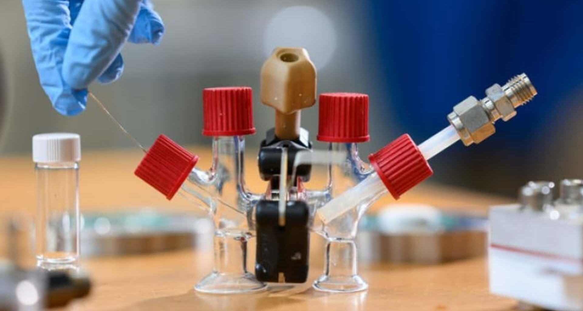 Ecco la batteria che si ricarica facendo il pieno di carburante