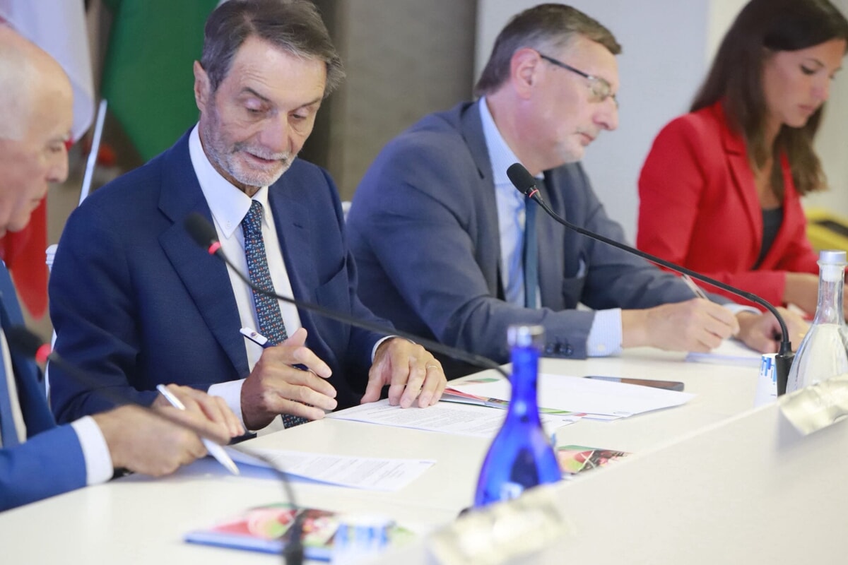 La firma del protocollo - Foto Massimo Chisari-2