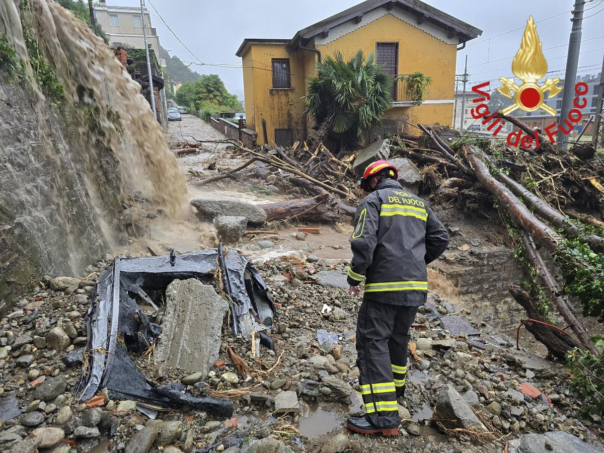 notte di frane, evacuazioni e paura nel Comasco