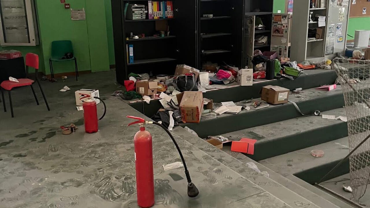 la palestra della scuola brianzola distrutta dai vandali