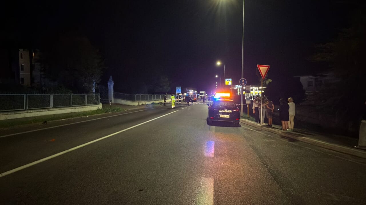 Con la moto si schianto contro un'auto: morto centauro
