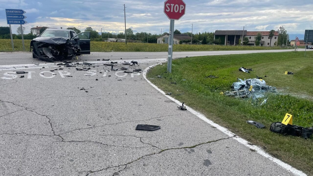Terribile schianto tra un'auto e una moto: un morto