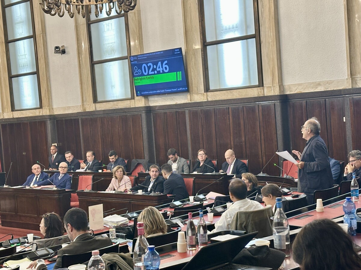 La seduta del consiglio durante l'intervento di Fedrighini (foto MiilanoToday)