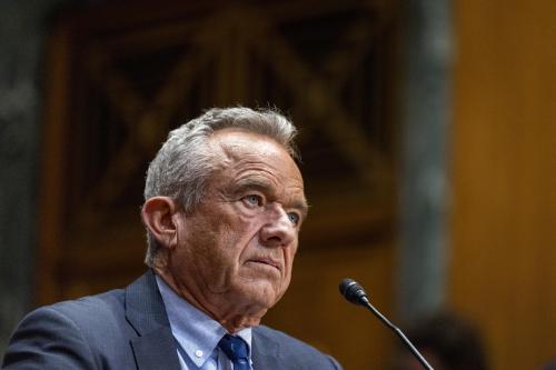 Robert F. Kennedy contro il paracetamolo: secondo un report del ministero della Salute Usa un antidolorifico causa l'autismo