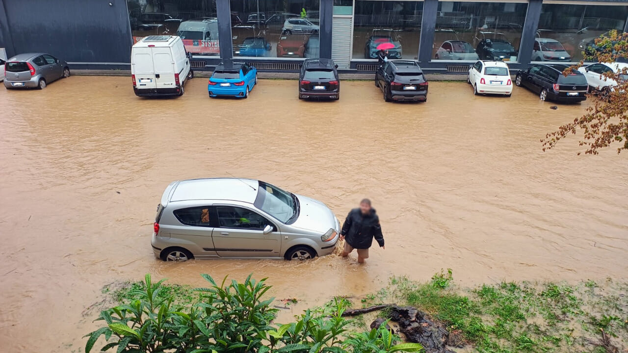 strade allagate, traffico in tilt e paura per il Lambro