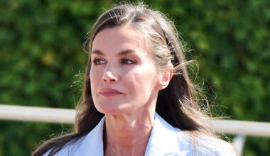 Letizia di Spagna, il tailleur glaciale per il viaggio di Stato in Egitto