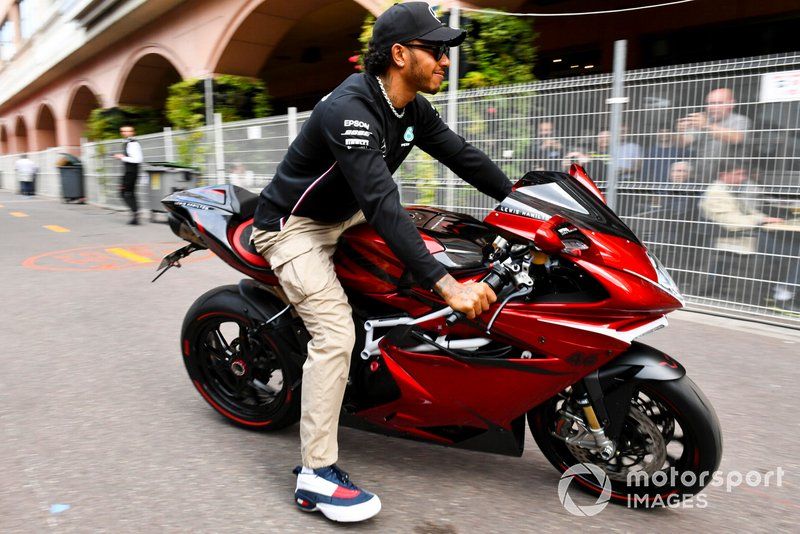 Lewis Hamilton, Mercedes AMG F1 sulla sua moto