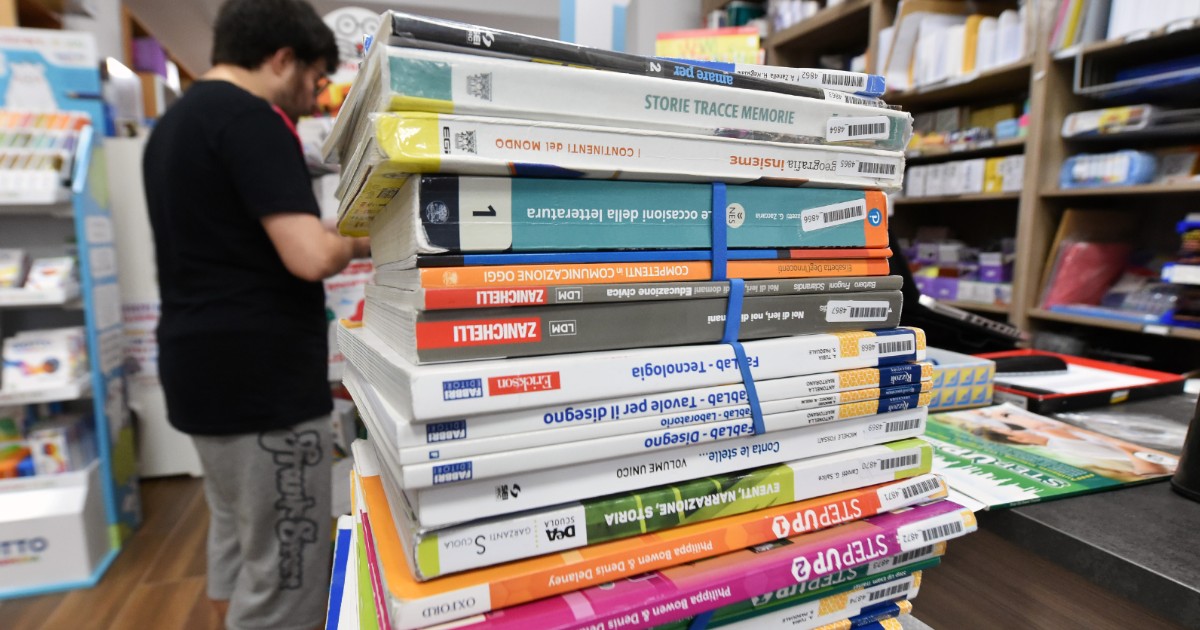 Libri scolastici, Valditara studia un aiuto per le famiglie meno abbienti da inserire in legge di bilancio