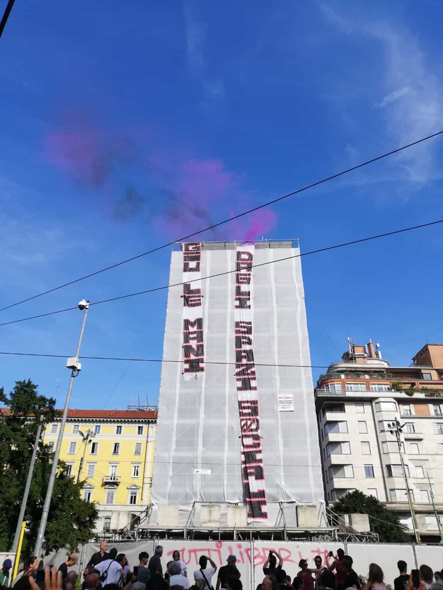 Lo striscione affisso in piazza Cinque Giornate (foto G.Mannu)