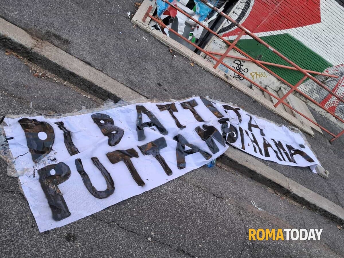 Lo striscione affisso