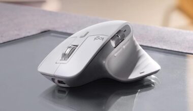 mpuose logitech bianco su superficie di vetro