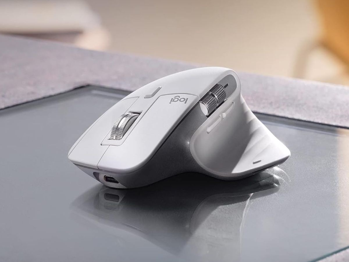 mpuose logitech bianco su superficie di vetro