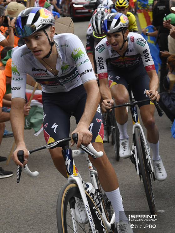 Vuelta Espana 2025, La Farrapona, Giulio Pellizzari tira per Jai Hindley