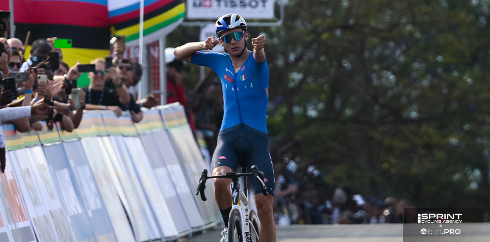 Campionati del mondo, Kigali 2025, prova in linea U23, Lorenzo Finn fa il gesto dell'arco sul traguardo