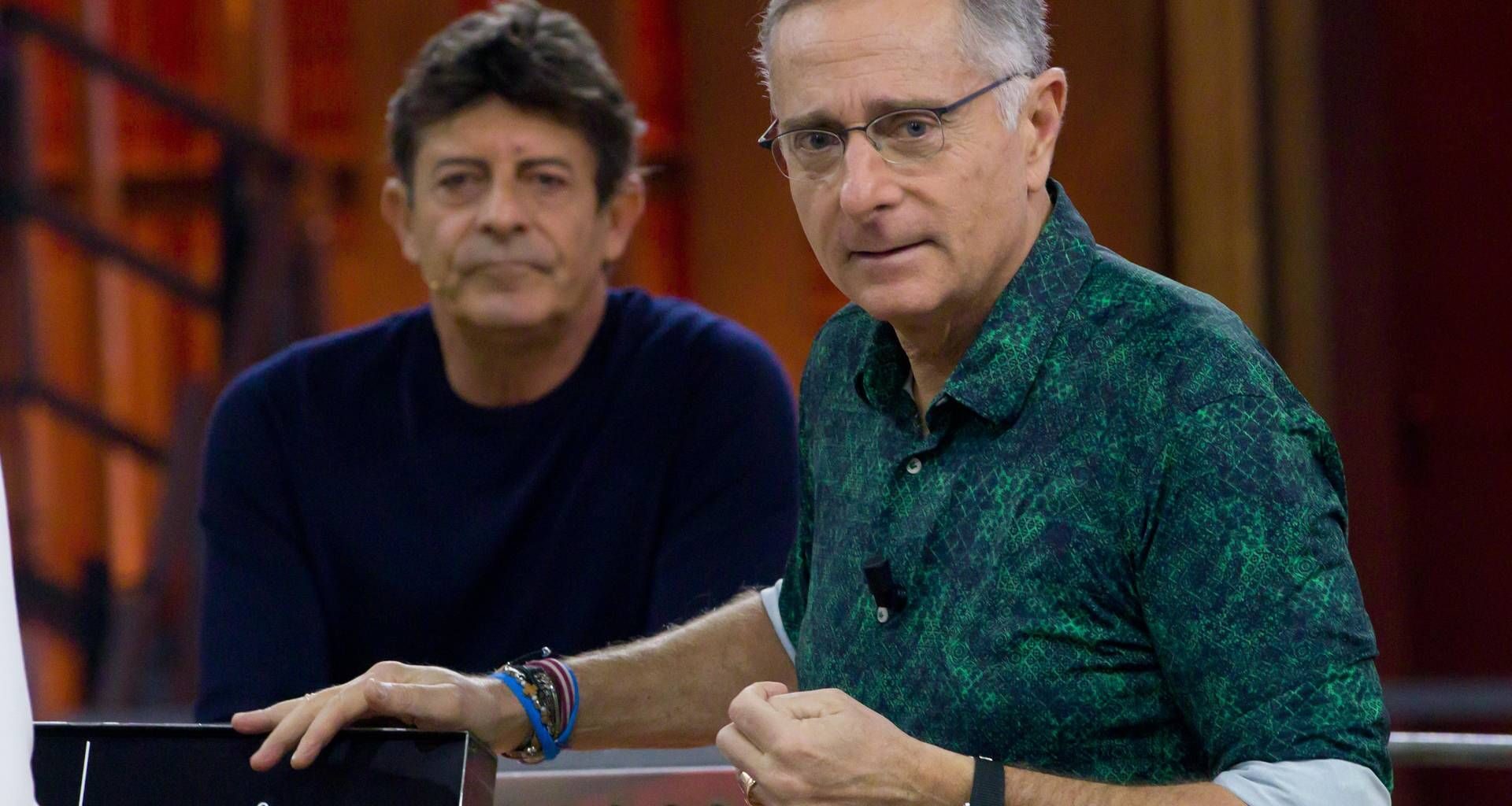 "E domani andrà in onda Affari Tuoi", ma è Canale 5. L'errore della valletta e la reazione di Bonolis