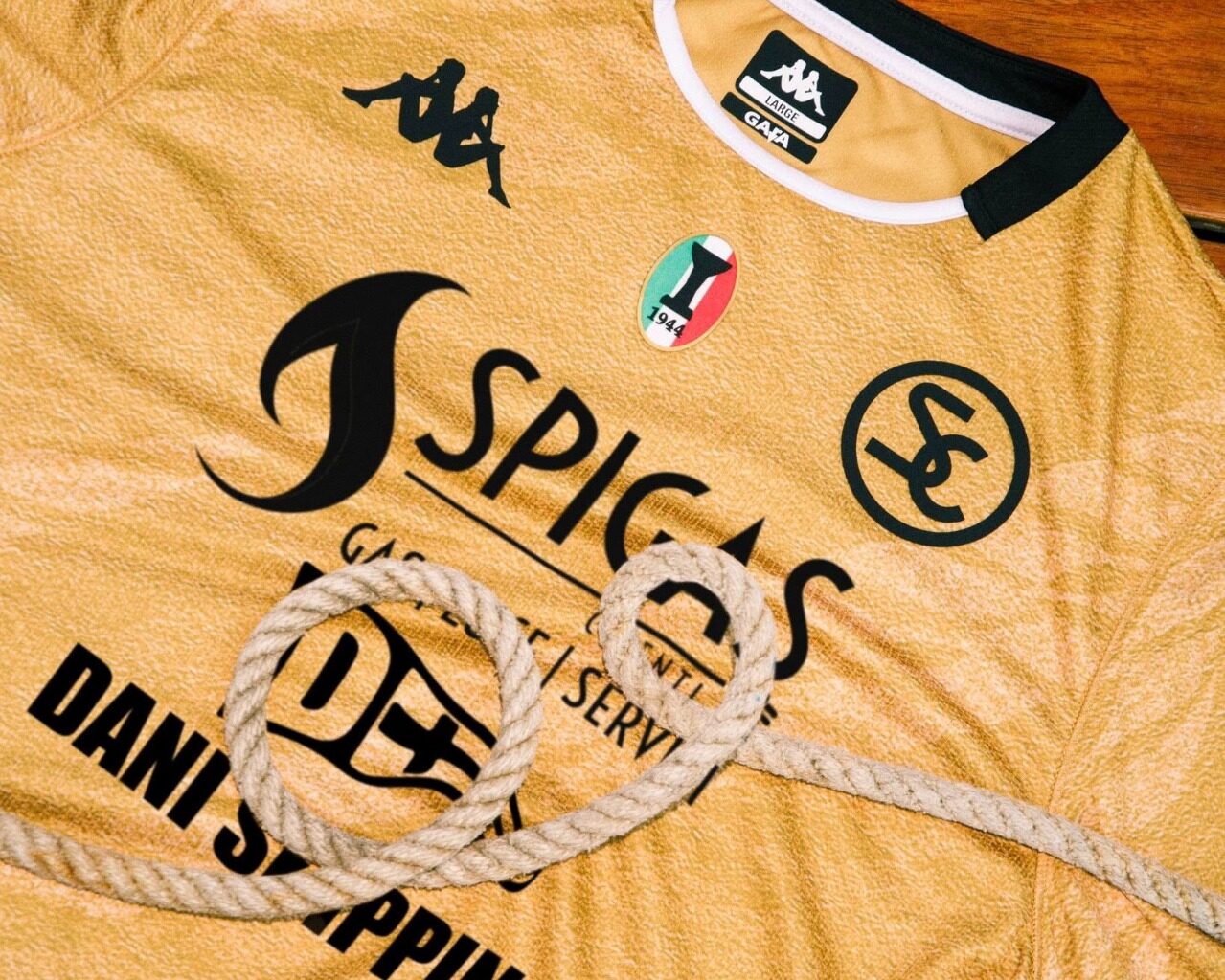 Spezia: terza maglia '25/'26 color oro, in omaggio al mare delle Cinque Terre