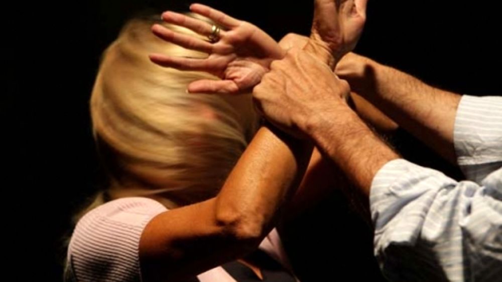 Donna incinta oggetto di maltrattamenti del compagno; scatta la misura