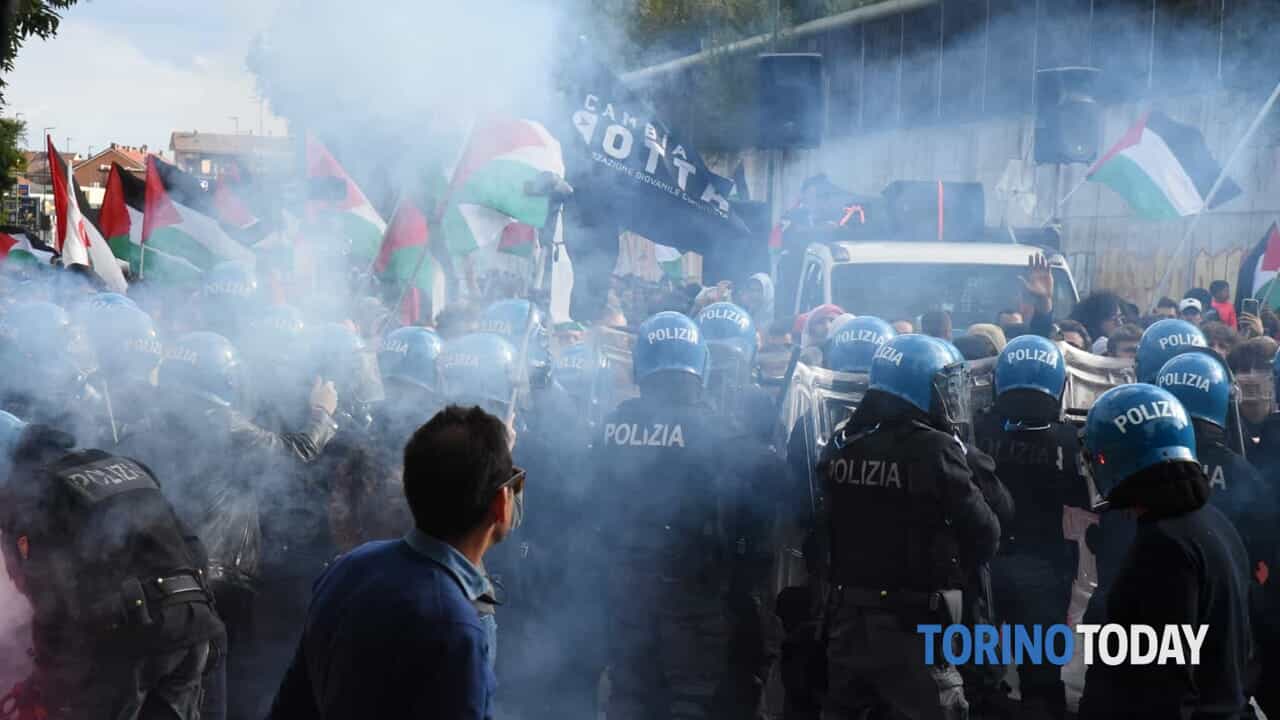Pro Pal, parte la manifestazione per bloccare l'aeroporto di Torino Caselle: le foto del corteo