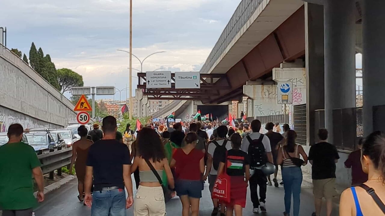 Il corteo per Gaza invade la Tangenziale, viabilità in tilt
