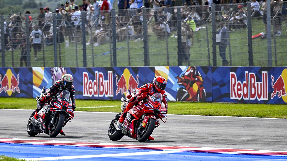 MotoGP 2025. GP di San Marino. Marc Marquez piega un grande Marco Bezzecchi e vince! Caduto Pecco Bagnaia [RISULTATI] - MotoGP
