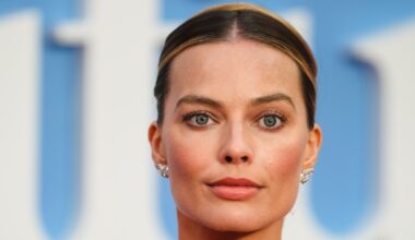 Margot Robbie, tributo ad Armani con l’abito gioiello nude che lascia senza fiato