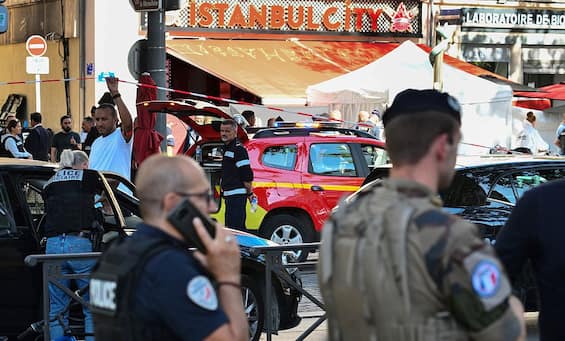 Francia, attacco con coltello a Marsiglia: passanti feriti e aggressore ucciso