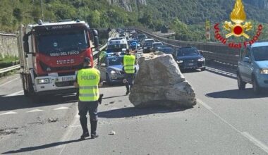 Ss36, enorme masso cade sulla ferrovia e poi precipita sulla strada: traffico e treni bloccati