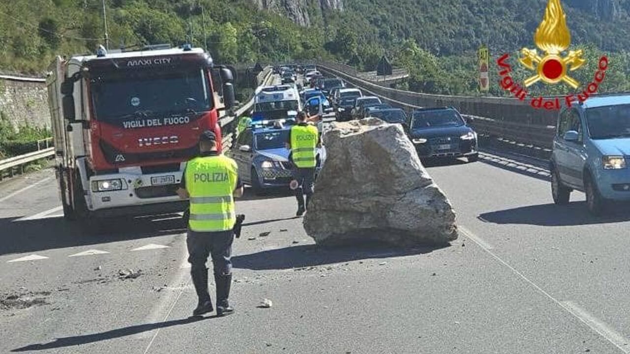 Ss36, enorme masso cade sulla ferrovia e poi precipita sulla strada: traffico e treni bloccati