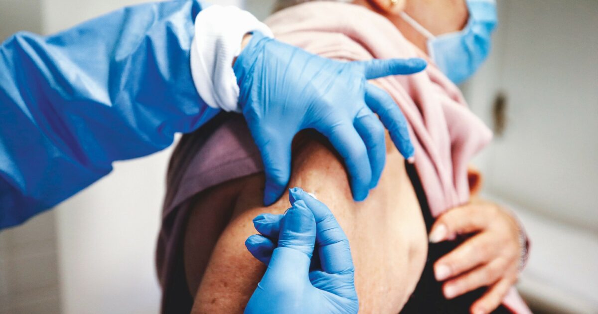 Vaccini, offensiva FdI sulle reazioni avverse: “Pm indaghino il Cts”