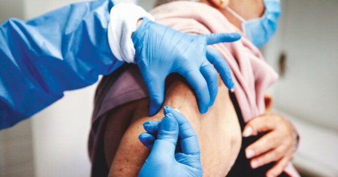 Vaccini, offensiva FdI sulle reazioni avverse: “Pm indaghino il Cts”