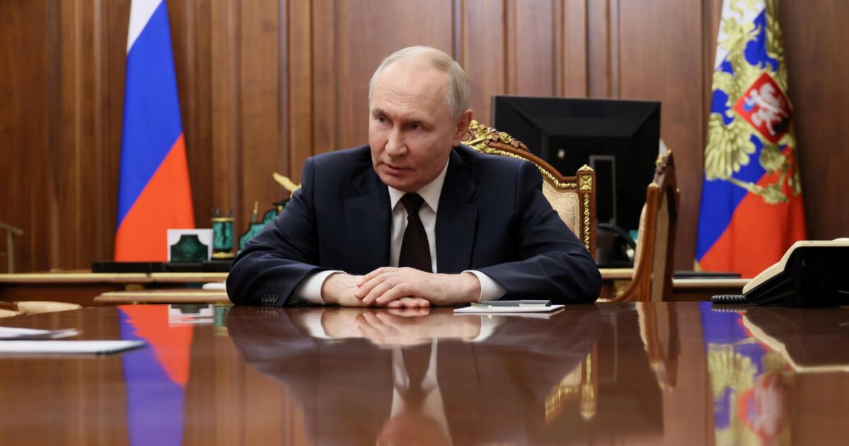 Ucraina, Putin: "Se Zelensky è pronto, può incontrarmi a Mosca. La fine del conflitto è possibile, oppure combatteremo"