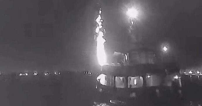 Bombe sonore contro la Flotilla: colpita anche la barca sui cui viaggiano i parlamentari M5s e Avs e la ‘nostra’ Otaria. Danni, ma nessun ferito