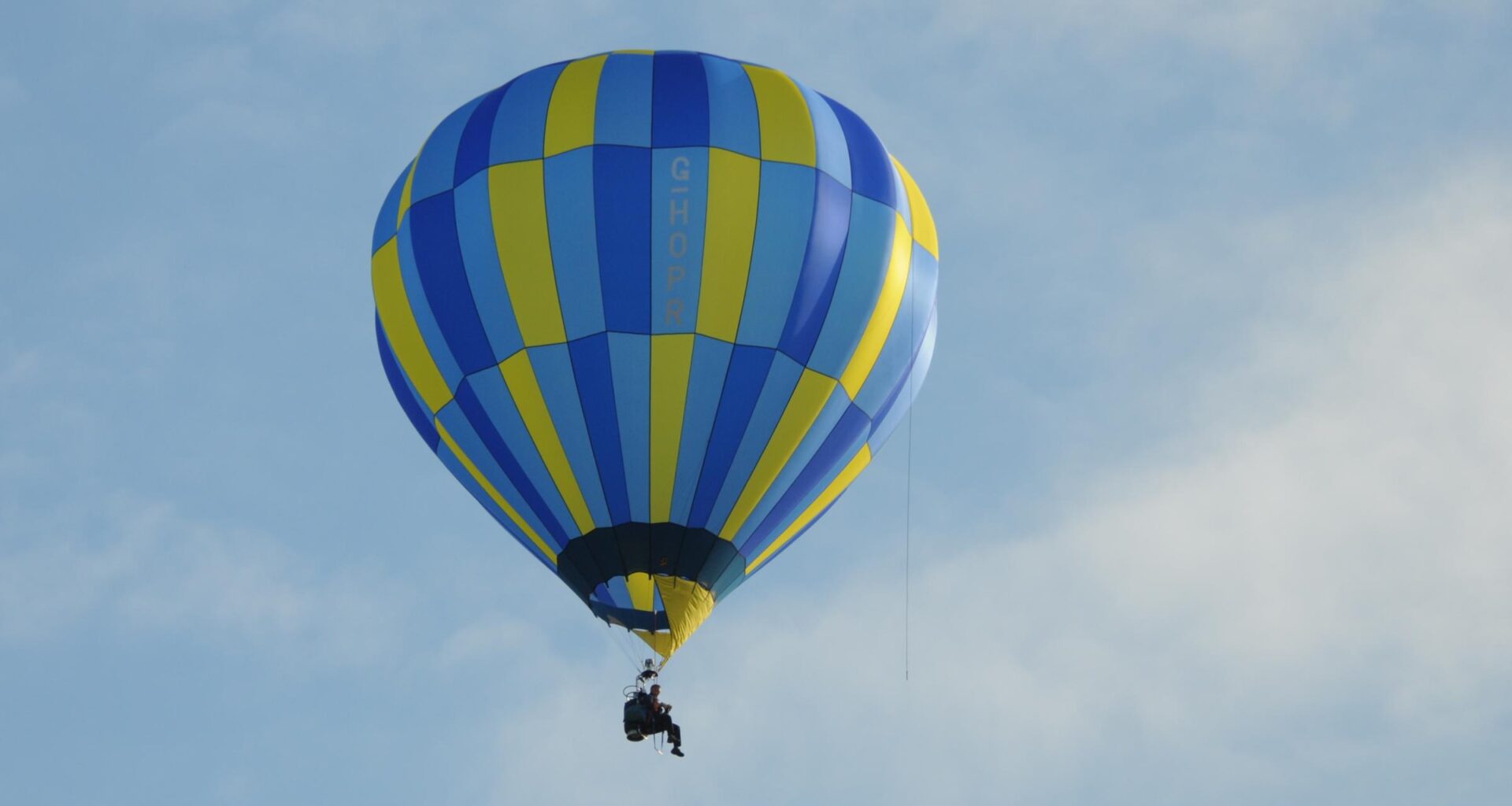Cade dalla mongolfiera in volo e precipita nel vuoto: il corpo del 33enne ritrovato dopo ore di ricerche