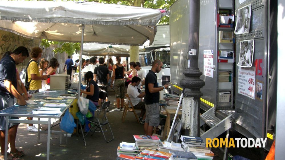 "Un libro nuovo costa 40 euro, qui lo paghiamo la metà"